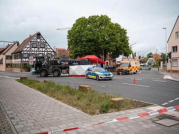 Starb noch an Unfallstelle: Radfahrerin wird in Erlangen von Lkw &uuml;berrollt