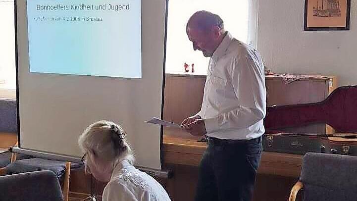 Hans Weghorn, Pfarrer im Ruhestand, hat beim Seniorennachmittag &uuml;ber das Leben und Sterben Dietrich Bonhoeffers berichtet.