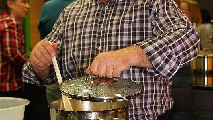 BBV-Obmann Wilfried Löwinger schwingt höchstpersönlich den Kochlöffel