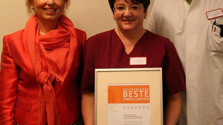 Landrätin Tamara Bischof, Claudia Mahler und Dr. Volker Fackeldey mit der Urkunde.   Foto: Paulus