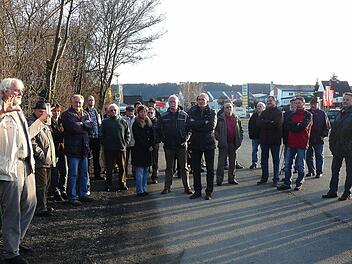 Veit Pöhlmann (links) mit einem Teil der Thurnauer, die sich über die weitere Entwicklung des ehemaligen Bahnhofsgeländes informieren wollten. Für den Bürgermeisterkandidaten der Liste FDP/Unabhängige Bürger, käme dort eine Wohnbebauung in Frage. Foto: Klaus-Peter Wulf
