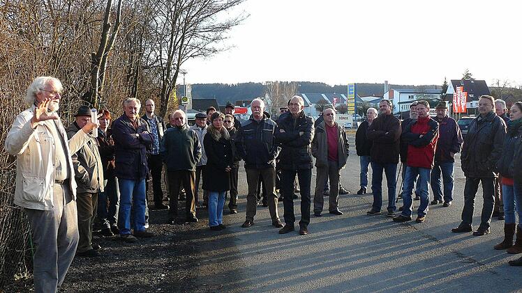Veit Pöhlmann (links) mit einem Teil der Thurnauer, die sich über die weitere Entwicklung des ehemaligen Bahnhofsgeländes informieren wollten. Für den Bürgermeisterkandidaten der Liste FDP/Unabhängige Bürger, käme dort eine Wohnbebauung in Frage. Foto: Klaus-Peter Wulf