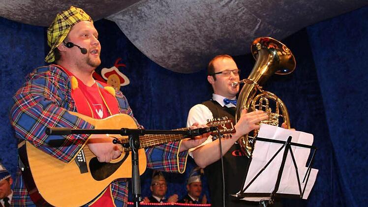 ...hier mit "Nachwuchsgriller" Michael Beetz (rechts). Foto: Bettina Knauth