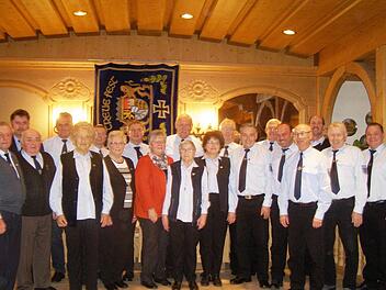 Alle Jubilare der Soldaten- und Bürgervereins Oberleichtersbach (von links): Ludwig Heil, Klaus Lutz (BSB), Reinhold Ziegler, Gilbert Bösl, Elsbeth Fuß, Peter Skähr, Anna Helfrich, Anton Koch, Gertrud Müller, Ernst Kirchner, Bettina Beck, Brigitte Schmitt, Ludwig Zeier, Elmar Knüttel, Ernst Zeier, Timo Büchner, Rudi Büchner, Bürgermeister Dieter Muth, Günter Hahn und Vorsitzender Oliver Belz.  Foto: Wolfgang Saam