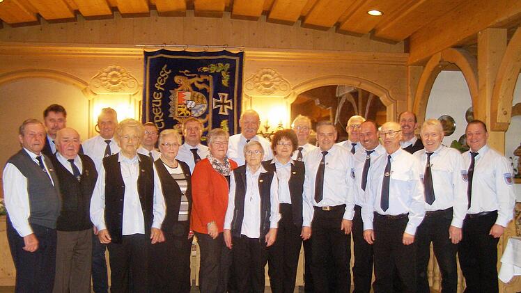 Alle Jubilare der Soldaten- und Bürgervereins Oberleichtersbach (von links): Ludwig Heil, Klaus Lutz (BSB), Reinhold Ziegler, Gilbert Bösl, Elsbeth Fuß, Peter Skähr, Anna Helfrich, Anton Koch, Gertrud Müller, Ernst Kirchner, Bettina Beck, Brigitte Schmitt, Ludwig Zeier, Elmar Knüttel, Ernst Zeier, Timo Büchner, Rudi Büchner, Bürgermeister Dieter Muth, Günter Hahn und Vorsitzender Oliver Belz.  Foto: Wolfgang Saam