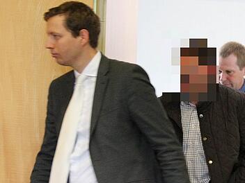 Ludwig D. (Mitte), begleitet von seinen Anwälten. Foto: Ronald Rinklef