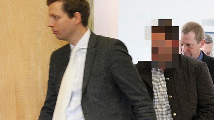 Ludwig D. (Mitte), begleitet von seinen Anwälten. Foto: Ronald Rinklef