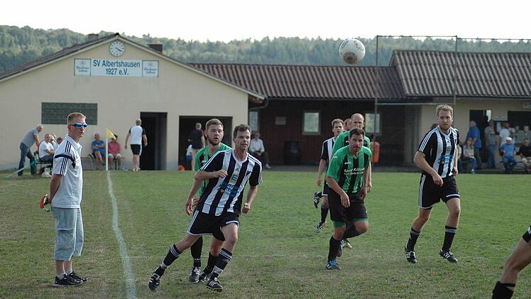 Szene aus dem Spiel der SG Albertshausen (in Schwarz-weiß) gegen die SG Oberbach (2:1). Foto: Sebastian Schmitt