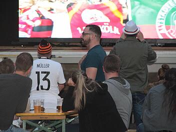 Nur rund 100 Fußball-Fans sind zum Spiel gegen Polen zum Public Viewing am Marktplatz gekommen. Ob es am Dienstag gegen Nordirland mehr sein werden? Foto: Jochen Nützel