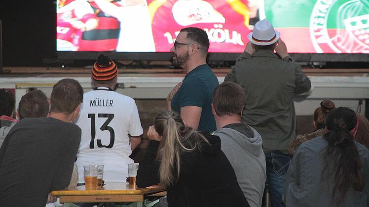 Nur rund 100 Fußball-Fans sind zum Spiel gegen Polen zum Public Viewing am Marktplatz gekommen. Ob es am Dienstag gegen Nordirland mehr sein werden? Foto: Jochen Nützel