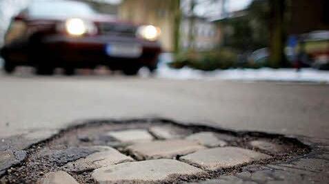 Die Kämmerei weist in ihrem Halbjahresbericht wiederholt auf den Investitionsstau bei Straßen und Kanälen hin.  Foto: Oliver Berg/dpa
