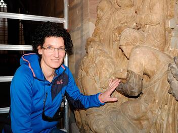 Katrin Müller hat die filigrane Gesamtkunstwerk von Adam Kraft wieder zum Strahlen gebracht. Foto: Nikolas Pelke