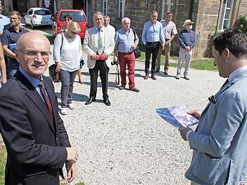 Landrat Schneider (links) dankte für eine aufschlussreiche Führung durch den restaurierten Gutshof, der am Pfingstwochenende wieder einen Massenansturm erleben wird.