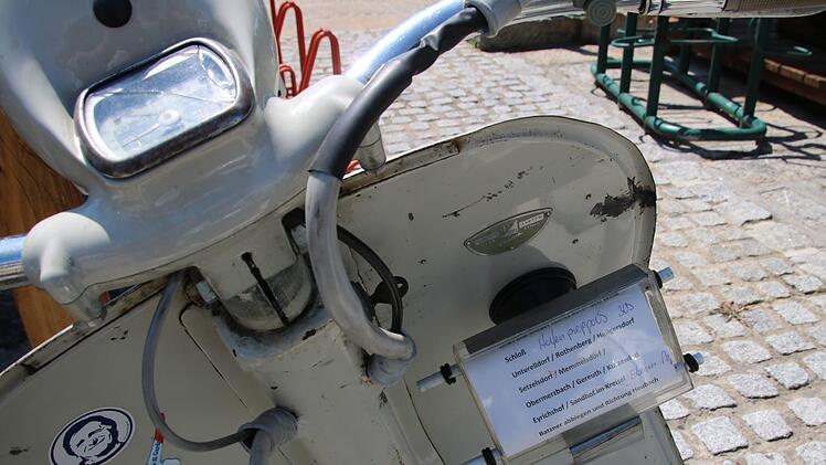 Franz Jahn hat sich für seine Vespa ein einfaches "Navi" gebastelt - zwei Rollen, über die er das Papier mit der aufgezeichneten Route abwickelt.Matthias Einwag