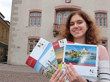 Jede Menge Prospekte weisen auf die Schönheiten der Stadt Hammelburg und der Region drumherum hin. Verena Dotzel, seit einem Jahr Leiterin der Tourist-Info, zeigt einige davon. Foto: Ralf Ruppert