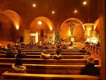 Die Evangelische Studenten-Gemeinde hielt ihren zweiten Poetry-Preacher-Slam-Uni-Gottesdienst wieder in der Bamberger Erl&ouml;serkirche.