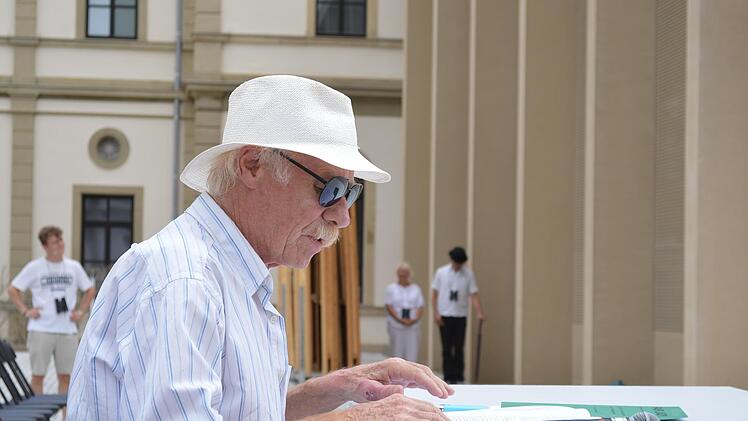 Peter Radestock und sein Manuskript. Foto: Isolde Krapf