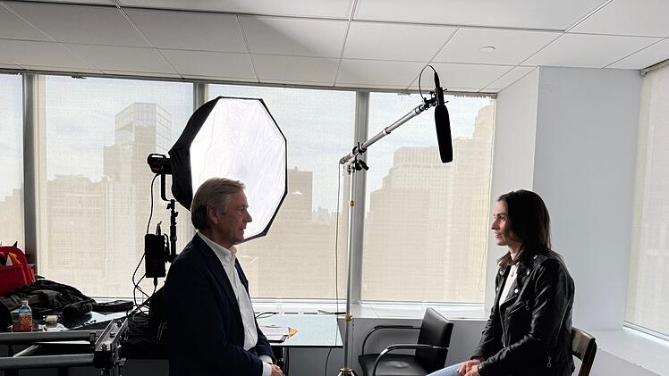 Könnte Präsident Trump die USA bald vorbei am Bürgerwillen gemeinsam mit den Silicon Valley-Oligarchen regieren? Claus Kleber im Gespräch mit der Journalistin Vittoria Elliott.