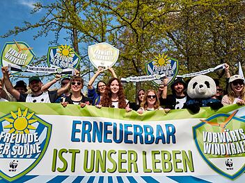 Demo f&uuml;r die Energiewende  und gegen &laquo;fossile Lobbypolitik&raquo;
