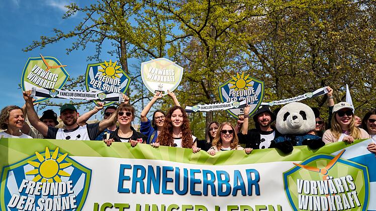 Demo f&uuml;r die Energiewende  und gegen &laquo;fossile Lobbypolitik&raquo;