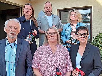 Die Leiterinnen und Leiter der katholischen B&uuml;cherei Schondra seit 1981 mit (hinten, von links) Astrid Wirth, Christian Kn&uuml;ttel und Pia Kippes (geb. Martin) sowie (vorne, von links) Oswald T&uuml;rbl, Hiltrud Woltz und Kerstin Markert-Karle.Horst Conze