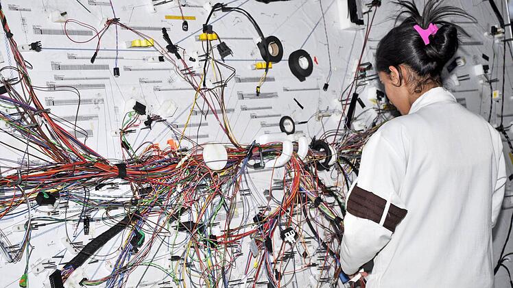 Bis zu drei Kilometer Kabel verstecken sich in einem Pkw.