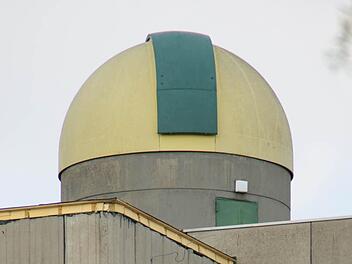 Die Sternwarte auf dem Dach des Schulzentrums in Haßfurt ist weithin sichtbar. Foto: Sabine Weinbeer