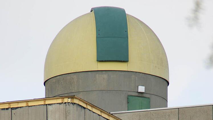 Die Sternwarte auf dem Dach des Schulzentrums in Haßfurt ist weithin sichtbar. Foto: Sabine Weinbeer