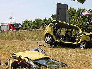 Ein Frau und ihr Enkel verletzten sich am Dienstag schwer, als dieser Kleinwagen von der A73 abkam und sich mehrfach überschlug. Foto: Roepert