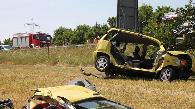 Ein Frau und ihr Enkel verletzten sich am Dienstag schwer, als dieser Kleinwagen von der A73 abkam und sich mehrfach überschlug. Foto: Roepert