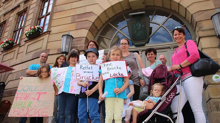 Viele kreative Plakate haben die Kinder aus Arnshausen gemalt, um für ihre Brücke im Brühl zu kämpfen. Fotos: Ralf Ruppert