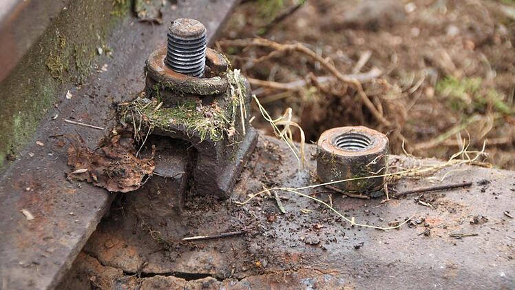 Vielen Stahlschwellen ist ihr Alter anzumerken. Die Strecke wurde im Oktober 1891 eingeweiht. Foto: Ulrike Müller