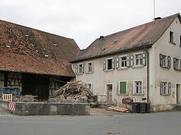 Als Schandfleck empfinden die Leutenbacher das Krämerhaus. Vor allem der Unrat stört.  Fotos: Josef Hofbauer