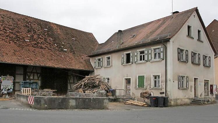 Als Schandfleck empfinden die Leutenbacher das Krämerhaus. Vor allem der Unrat stört.  Fotos: Josef Hofbauer
