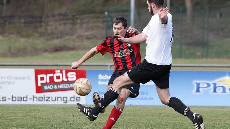 Jörg Dachwald (l.) will flanken, doch Matthias Weiß hält das Bein dazwischen.