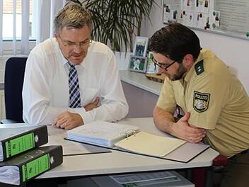 Führungswechsel: Mit der Übergabe der Alarmunterlagen des Dienststellenleiters übertrug Daniel Seeburg (rechts) die Dienstgeschäfte wieder auf Herbert Markert. Foto: Silke Kleinheinz