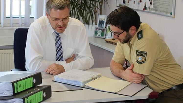 Führungswechsel: Mit der Übergabe der Alarmunterlagen des Dienststellenleiters übertrug Daniel Seeburg (rechts) die Dienstgeschäfte wieder auf Herbert Markert. Foto: Silke Kleinheinz