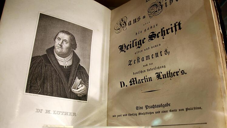 Diese Prachtausgabe einer Hausbibel aus dem Jahr 1857 lieh Rosalinde Sokolowski dem Zweiländermuseum. Foto: Bettina Knauth