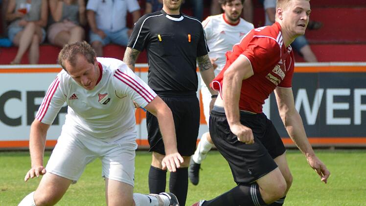 Der Lichtenfelser Niklas Lulei (rechts) schüttelt seinen Gegenspieler Christian Wich ab. Foto: Gunther Czepera