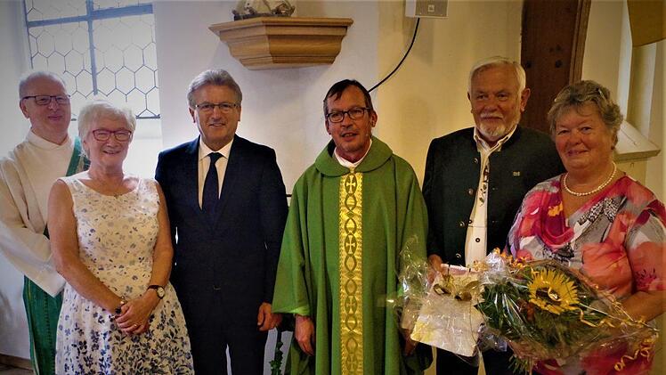 Dank und Anerkennung für Rainer Kraus. Von rechts Renate Kraus, Rainer Kraus, Pfarrer Hans-Michael Dinkel, Bürgermeister Rainer Detsch, Kirchenpflegerin Elvira Ludwig und Diakon Wolfgang Fehn