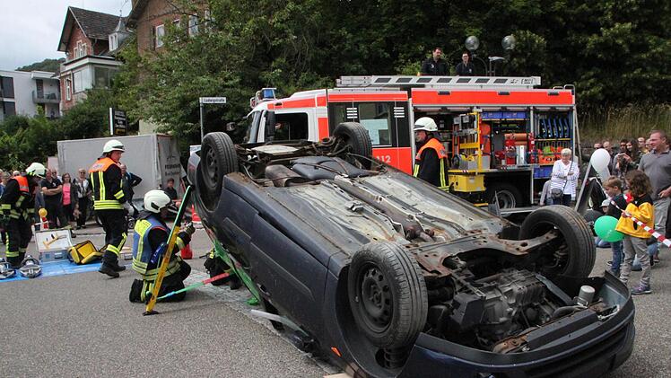Die Freiwillige Feuerwehr zeigte eine spektakuläre Übung. Foto: Ulrike Müller
