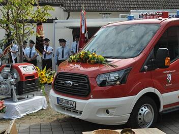 Mit 170 PS rückt künftig die Kraisdorfer Feuerwehr aus. Seit Anfang Juni ist sie im Besitz eines neuen Ford Transit, auf dessen Fahrgestell der Aufbau für die Feuerwehr installiert ist. Neben der Standardausrüstung mit Motorspritze, Schläuchen und Kupplungen sind ein Stromgenerator, ein Beleuchtungssatz, Kettensäge und eine Tauchpumpe im Fahrzeug untergebracht. Das Autokennzeichen ist HAS-KR 441, wobei KR für Kraisdorf und 441 für die Funkidentifikation 44/1 steht.Simon Albrecht