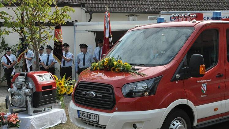 Mit 170 PS rückt künftig die Kraisdorfer Feuerwehr aus. Seit Anfang Juni ist sie im Besitz eines neuen Ford Transit, auf dessen Fahrgestell der Aufbau für die Feuerwehr installiert ist. Neben der Standardausrüstung mit Motorspritze, Schläuchen und Kupplungen sind ein Stromgenerator, ein Beleuchtungssatz, Kettensäge und eine Tauchpumpe im Fahrzeug untergebracht. Das Autokennzeichen ist HAS-KR 441, wobei KR für Kraisdorf und 441 für die Funkidentifikation 44/1 steht.Simon Albrecht