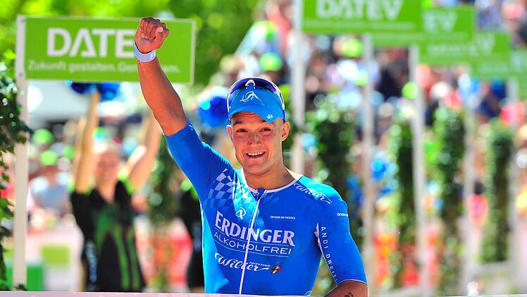 Andreas Dreitz freute sich im Juli noch unbändig über seinen zweiten Platz in Roth.  Foto: Wolfgang Zink