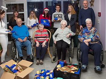 Stellvertretend für ihre Altersgenossen überreichte die Schülersprecherin Vanessa Holley (links) an den 90-jährigen Karl Witzgall ein kleines Weihnachtsgeschenk. Foto: Klaus Gagel