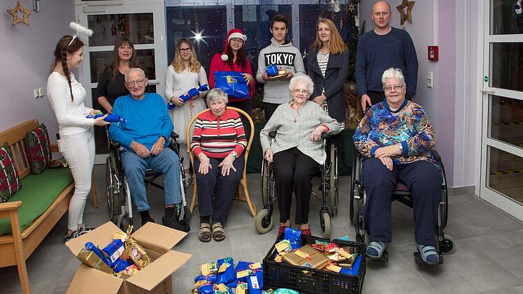 Stellvertretend für ihre Altersgenossen überreichte die Schülersprecherin Vanessa Holley (links) an den 90-jährigen Karl Witzgall ein kleines Weihnachtsgeschenk. Foto: Klaus Gagel