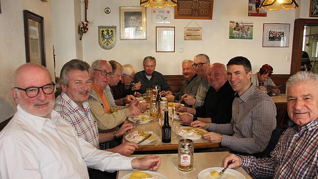 Stefan M&uuml;ller (zweiter von rechts) nahm die Einladung an, die Bernhard Schwab (Zweiter von links) zusammen mit dem Stammtisch ausgesprochen hatte.  Fotos: Bernhard Panzer