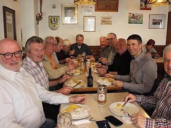 Stefan Müller (zweiter von rechts) nahm die Einladung an, die Bernhard Schwab (Zweiter von links) zusammen mit dem Stammtisch ausgesprochen hatte.  Fotos: Bernhard Panzer