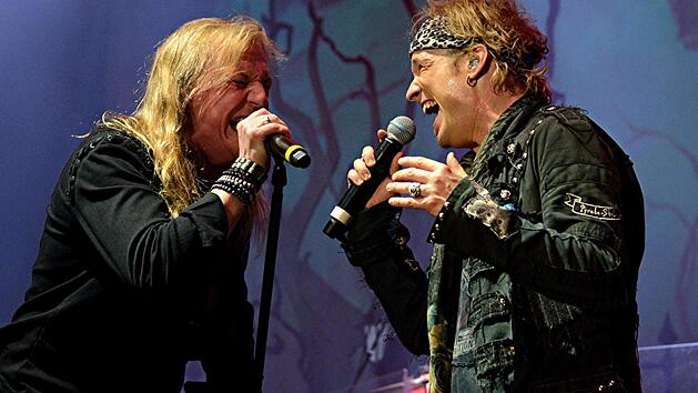 Avantasia-Vision&auml;r Tobias Sammet (r.)  und Ronnie Atkins als  kongeniale Partner     Helmut &Ouml;lschlegel