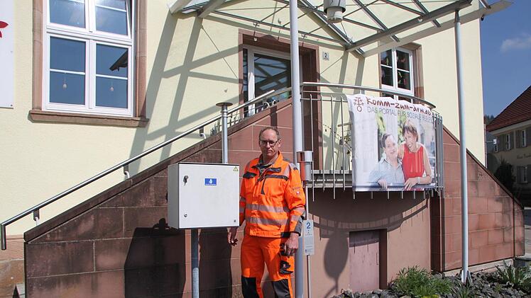 Ein Jahr lang entnahm Werner Übelacker vom Bauhof Proben an der Luftmessstation am Alten Rathausplatz. Foto: Archiv/Ulrike Müller